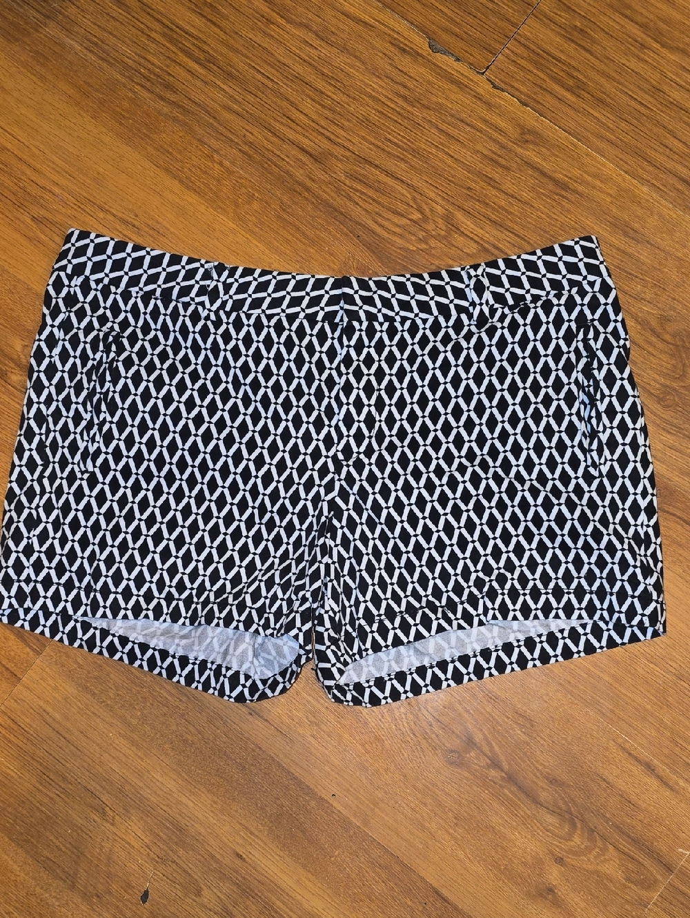 Black & White Geometric Women’s Shorts Size 14